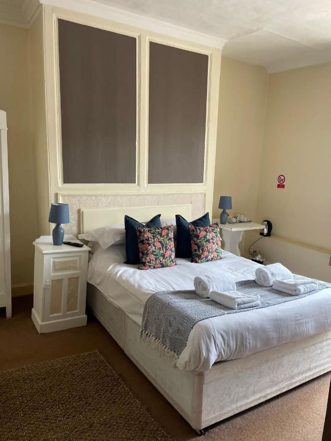 Hotel The White Hart à Whitchurch  Extérieur photo